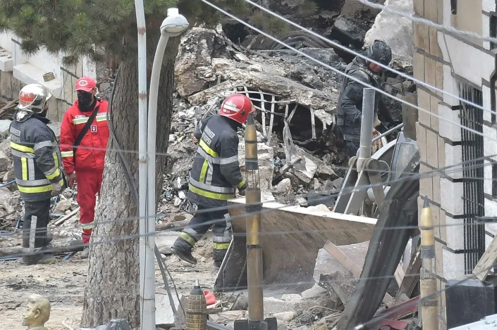 Personal especializado trabaja entre los escombros en el lugar donde ocurrieron las dos explosiones en Viacha. Foto: APG