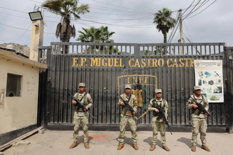 Integrantes del Ejército de Perú custodian el Establecimiento Penitenciario Miguel Castro Castro este lunes, en Lima (Perú). Foto: EFE/Paolo Aguilar