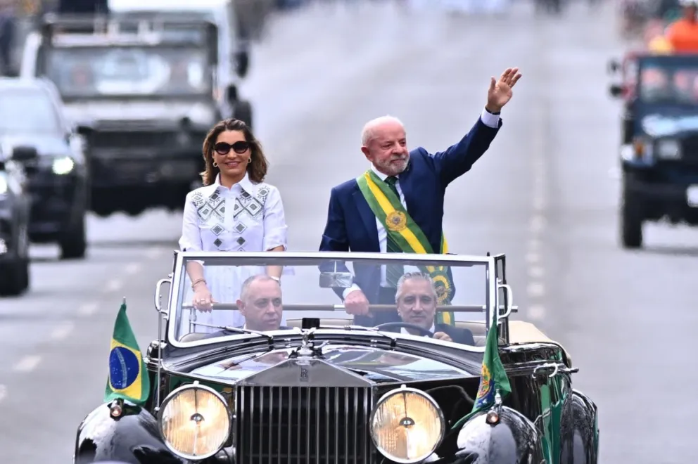 El presidente de Brasil, Luiz Inácio Lula da Silva (d) acompañado de la primera dama, Rosângela Lula da Silva, participan durante el desfile del Día de la Independencia en la Explanada de los Ministerios este lunes en Brasilia (Brasil). Foto: EFE