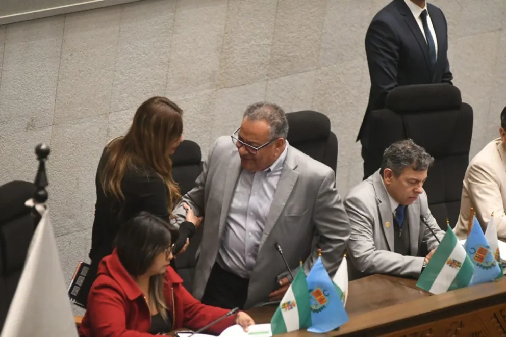 El ministro de Educación, Erick Sanjinés, evitó la censura de la ALP tras ser interpelado por su gestión y resultados. Foto: APG