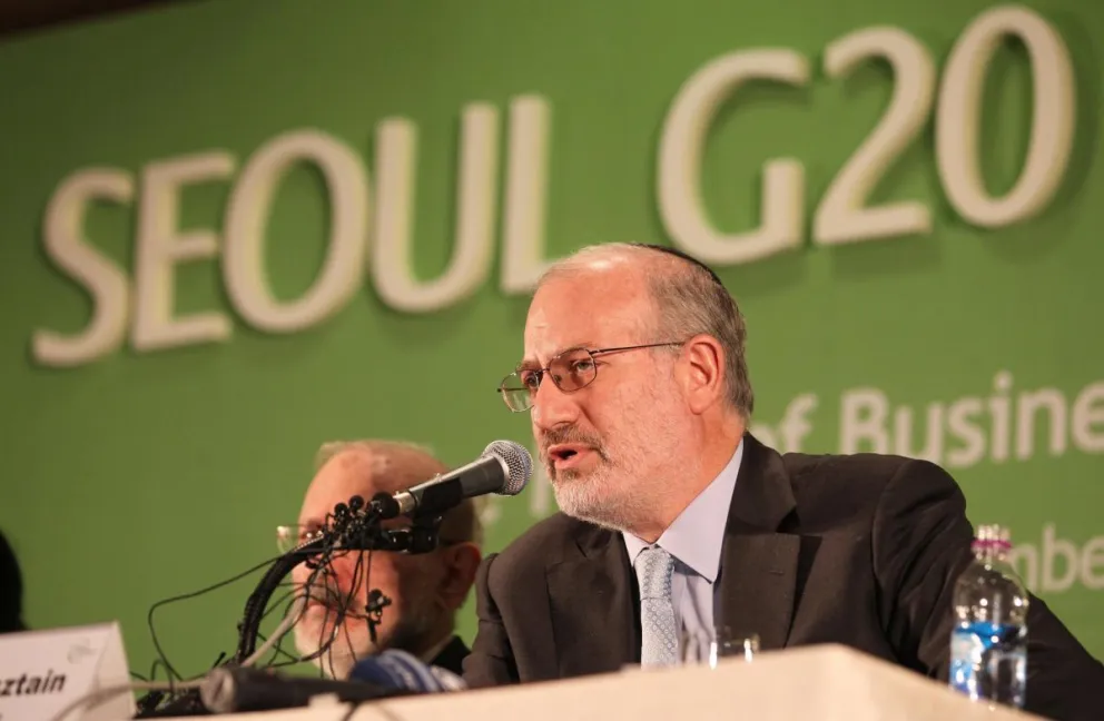 Fotografía de archivo en la que se captó al empresario y expresidente del Banco Hipotecario Argentino, Eduardo Elsztain, durante una conferencia, en Seúl (Corea del Sur). Foto: EFE