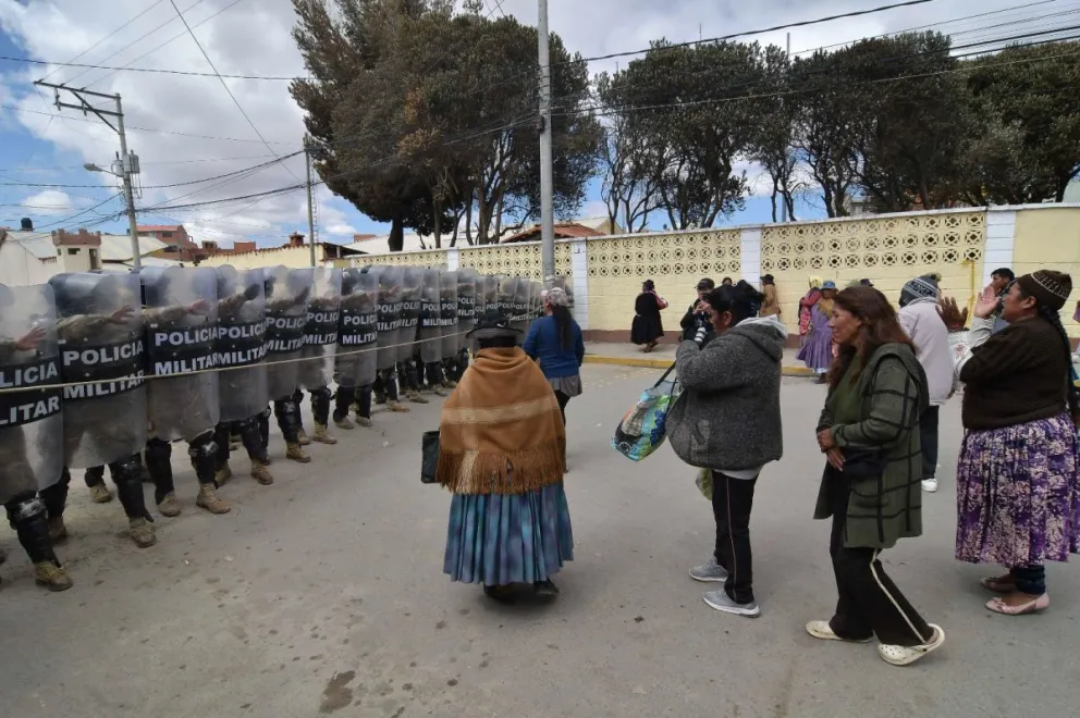 Familiares hacen vigilia en los alrededores del Regimiento Bolívar, donde ocurrieron las explosiones, para recibir información sobre sus familiares desaparecidos. Foto: APG