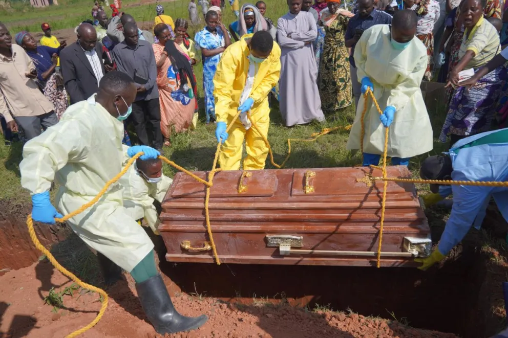 Trabajadores sanitarios entierran a una víctima de ébola en el cementerio de Nyamurongo en Bunia, Ituri, República Democrática del Congo, en una imagen del 2 de septiembre de 2026. Foto: EFE