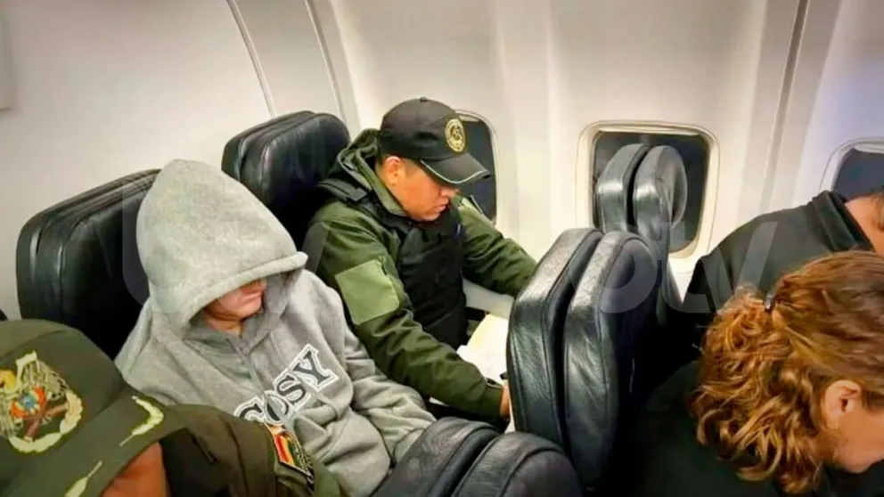 Fernando Cerimedo custodiado por dos policías. Foto: BTV 