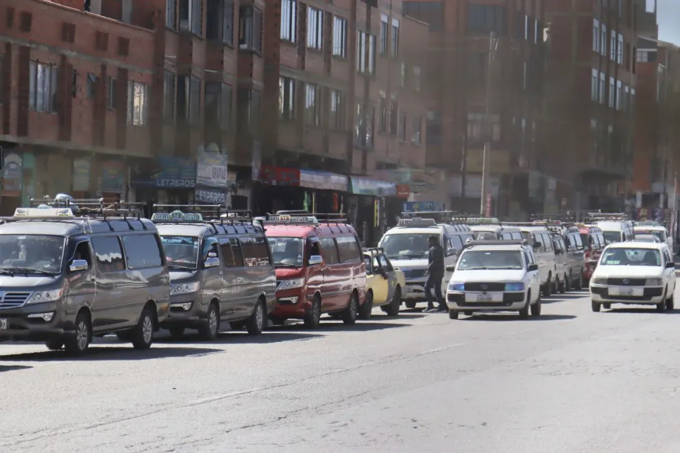 Filas por combustibles en El Alto. Foto: APG 