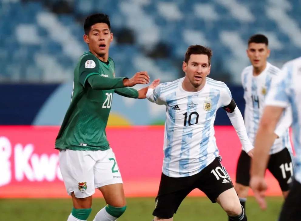 Ramiro Vaca (izq.) y Messi en un partido anterior. Foto: EFE.