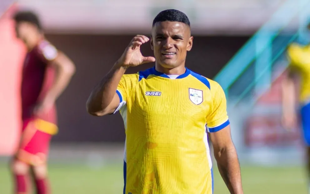 La celebración del colombiano en uno de los goles que marcó en Villa Ingenio. Foto: ABB