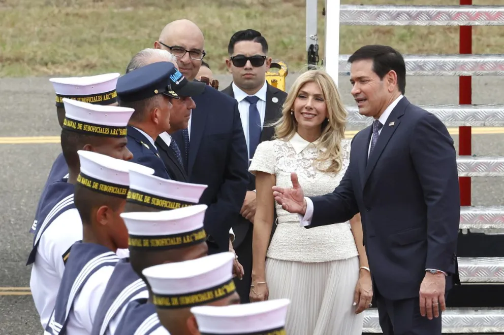 El secretario de Estado de Estados Unidos, Marco Rubio (d), saluda junto a su esposa, Jeanette Christina Dousdebes Rubio (2-d), a distintas autoridades a su llegada este martes, a Barranquilla (Colombia). EFE