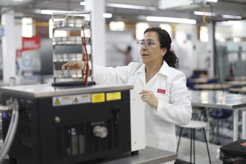 La jefa de la Planta Piloto de Ingeniería de Alimentos de la Universidad Iberoamericana, Mónica Vianey Basave Rivera. EFE