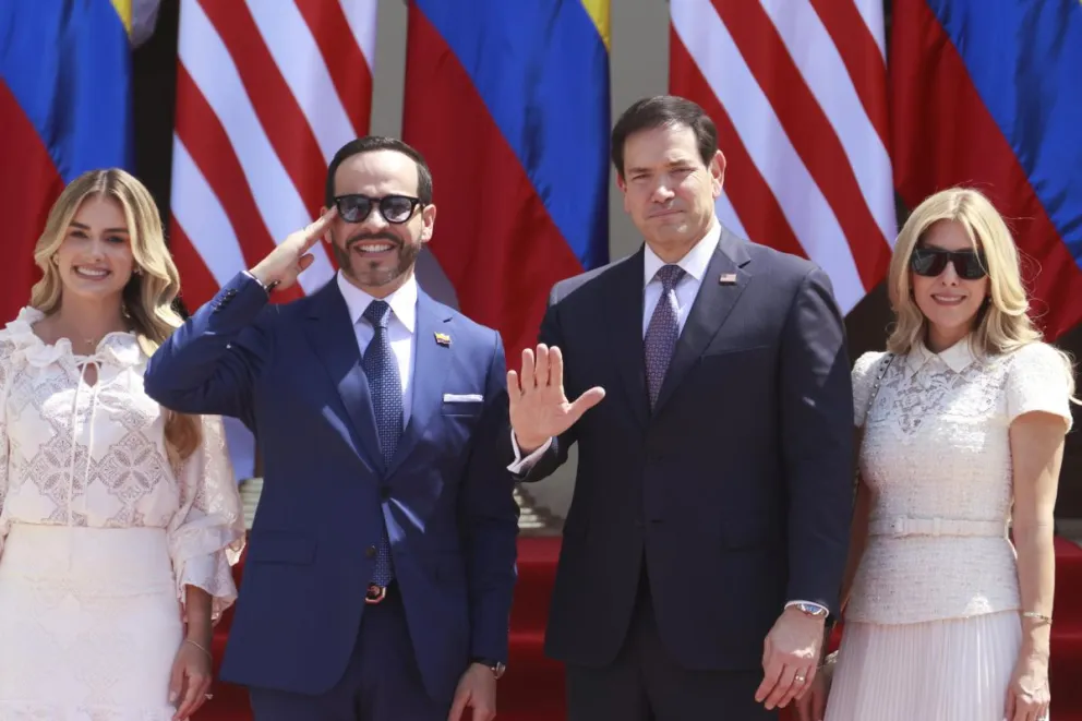 El presidente de Colombia, Abelardo de la Espriella (c-i), recibe junto a su esposa, Ana Lucía Pineda (i); al secretario de Estado de EEUU, Marco Rubio (c-d); y su esposa, Jeanette Christina Dousdebes Rubio, este martes en Colombia. Foto: EFE
