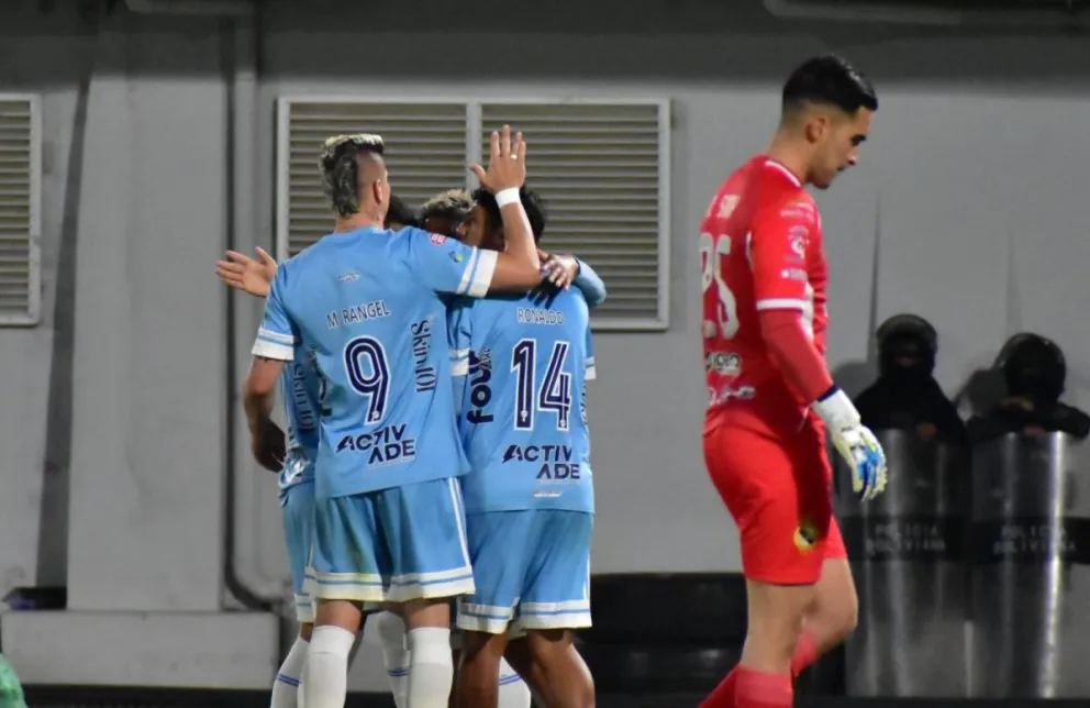 Jugadores de Aurora festejan el gol de la victoria. Lo sufre Juan Daniel Sandy, el arquero de Real. Foto: Agencia Marka Registrada 