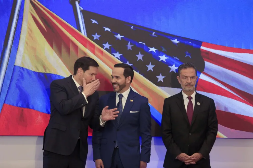 El presidente de Colombia, Abelardo de la Espriella (c), habla con el secretario de Estado de EE.UU., Marco Rubio (i), junto al ministro de Exteriores de Colombia, Omar Bula Escobar, este martes, en Barranquilla (Colombia). EFE