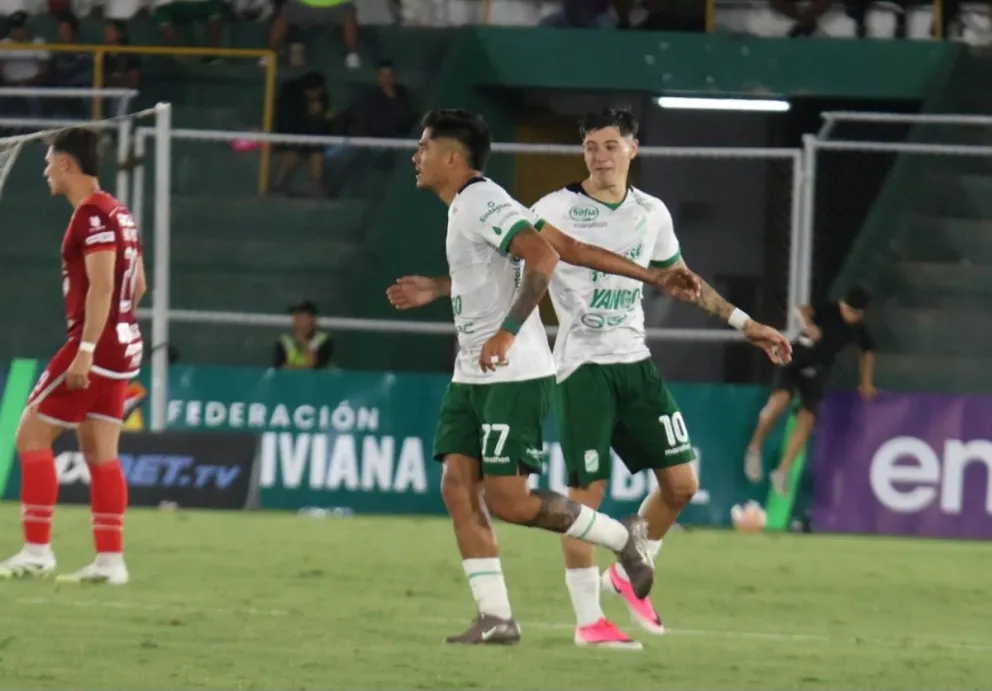 Julio Herrera, a la izquierda, celebra con Mamani el penal que le marcó a Guabira. Foto: Agencia Marka Registrada