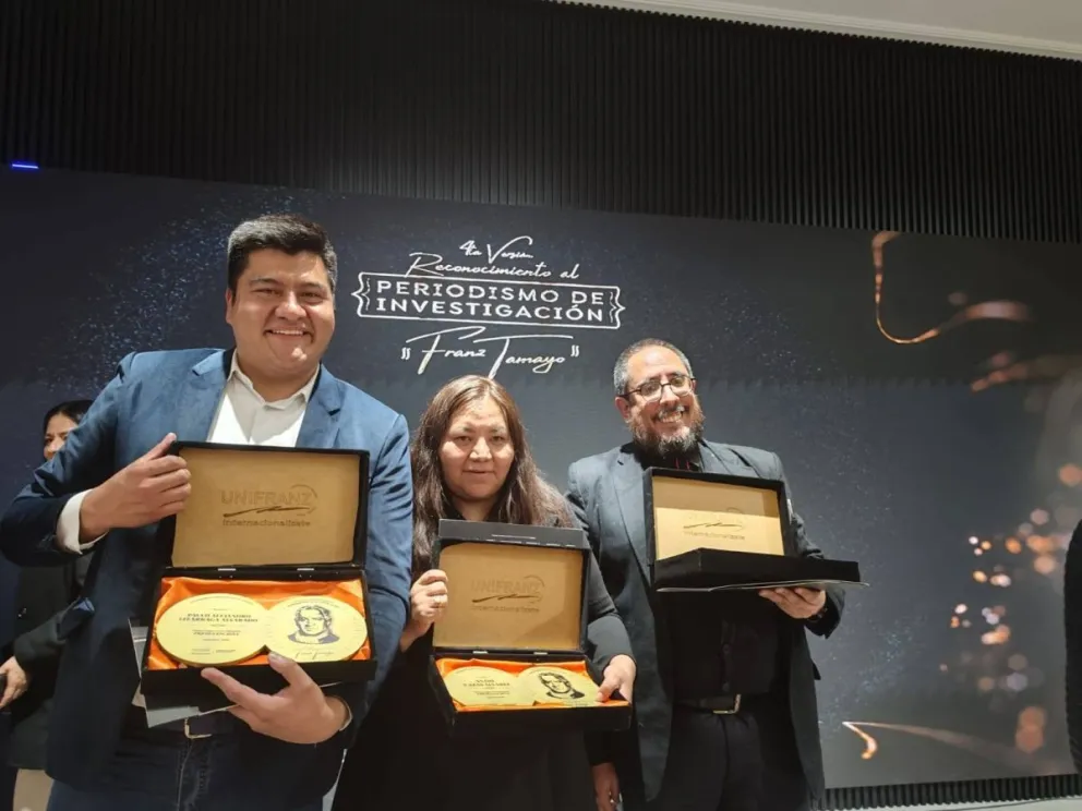 Paulo Lizárraga, Anahí Cazas y Jorge Soruco en la entrega del Reconocimiento al Periodismo de Investigación “Franz Tamayo”, que se realizó anoche. 