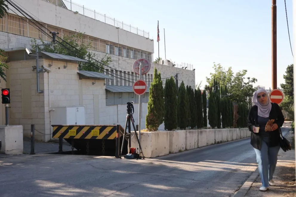 Una mujer pasa frente al Consulado General británico en Jerusalén Este, el 9 de septiembre de 2026. Foto: EFE 
