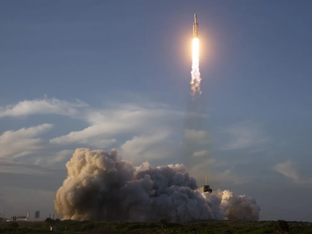 El lanzamiento de un cohete SpaceX Falcon Heavy con el Telescopio Espacial Nancy Grace Roman de la NASA. Foto: EFE  