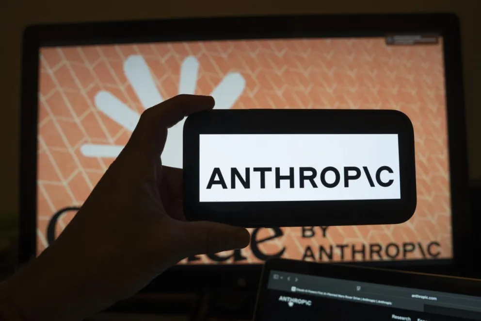 Una persona sostiene un teléfono con el logotipo de la inteligencia artificial (IA) Anthropic, en una fotografía de archivo. Foto: EFE/