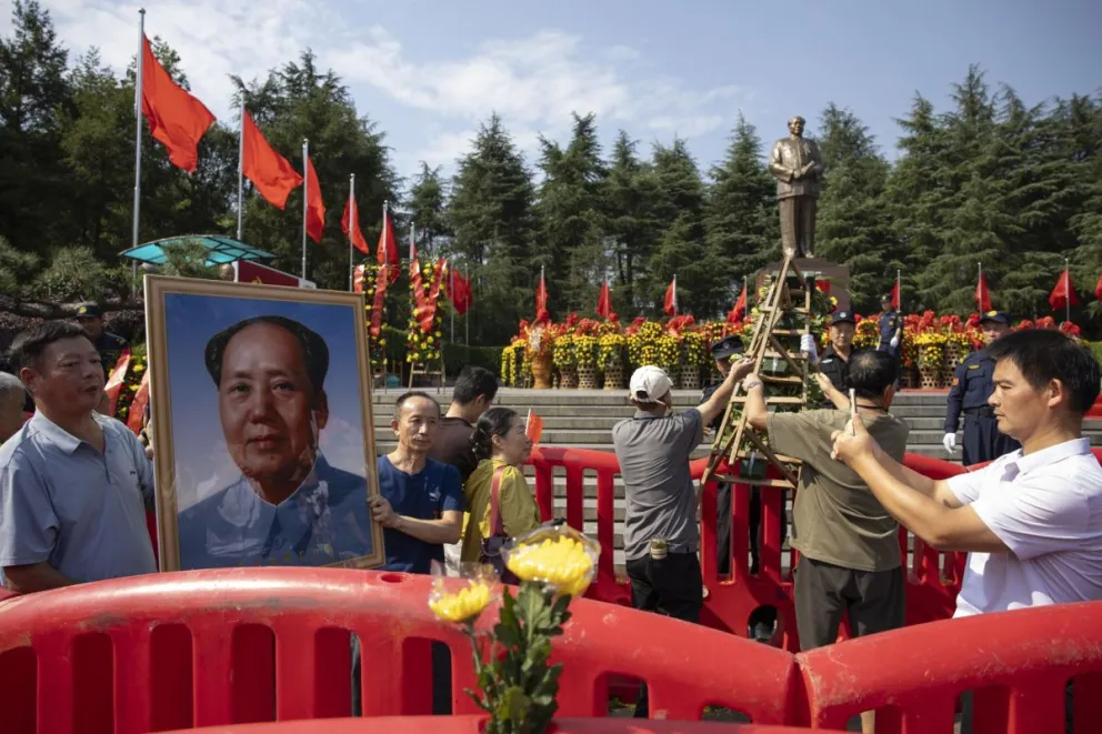 Personas atienden actos conmemorativos de los 50 años de la muerte de Mao Zedong en la provincia china de Hunan. Foto: EFE
