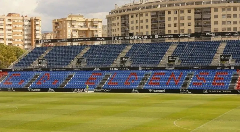 Vista de una de las tribunas del estadio Nuevo Pepico Amat del C.D. Eldense. Foto: EFE