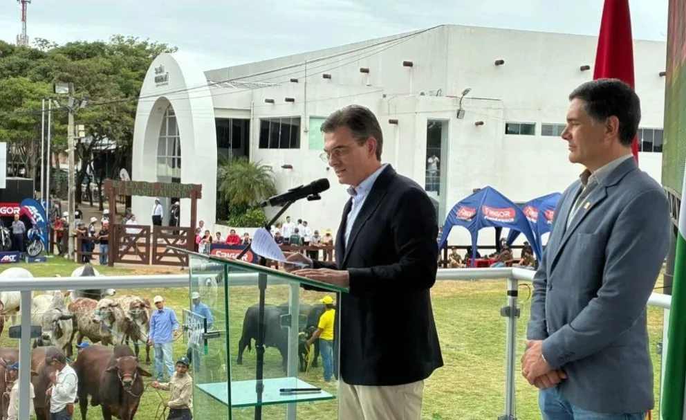 El presidente Rodrigo Paz junto a su ministro Óscar Justiniano en un evento de empresarios ganaderos. Foto: cortesía Ministerio de Producción Sostenible, Medio Ambiente y Agua