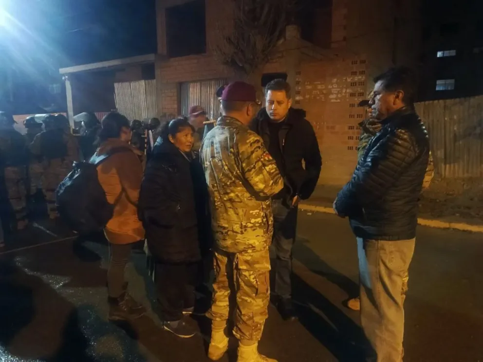 El momento en el que Edmand Lara increpó a un coronel. Foto: Vicepresidencia del Estado/Facebook
