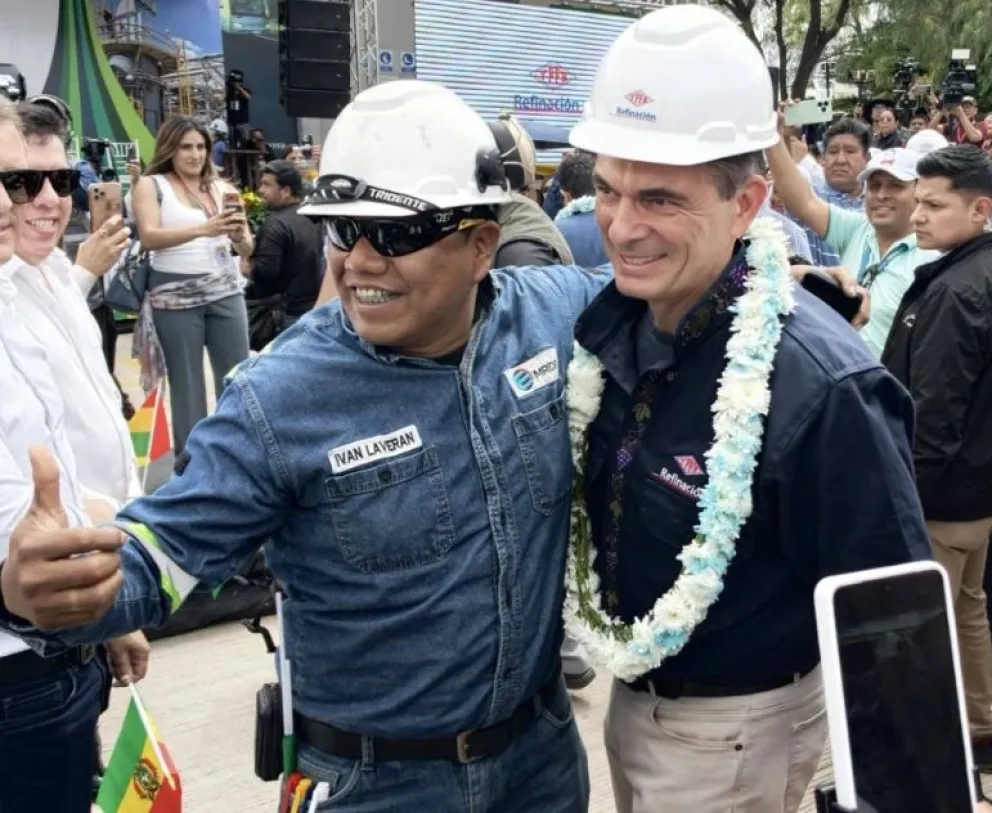 El presidente Rodrigo Paz en la refinería estatal de Cochabamba. Foto tomada de la cuenta en RRSS del presidente Rodrigo Paz