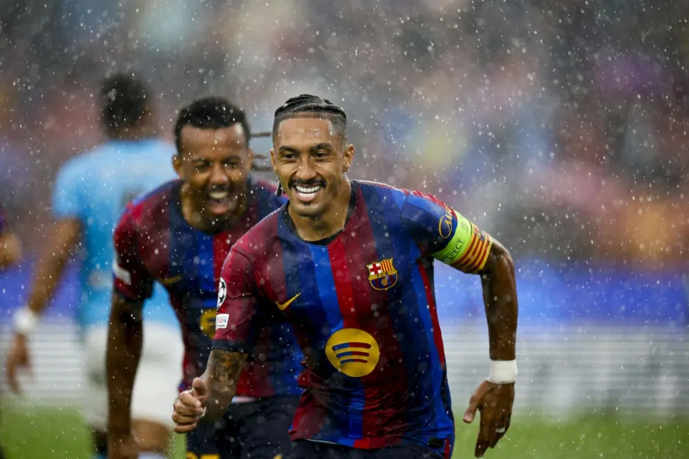 El delantero brasileño del Barcelona Raphinha (d) celebra su gol contra el Feyenoord. Foto: EFE