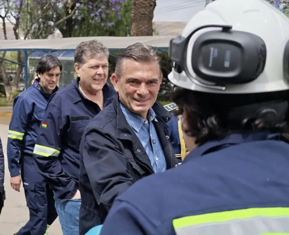El presidente Rodrigo Paz. Detrás los ministros de Hidrocarburos, Marcelo Blanco, y de Obras Públicas, Mauricio Zamora. Foto tomada de la cuenta en RRSS del presidente Rodrigo Paz