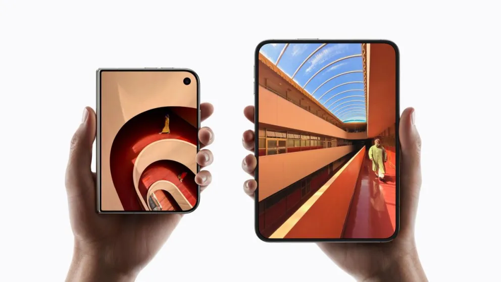Fotografía cedida por Apple que muestra su primer teléfono plegable, bautizado como 'iPhone Duo'. EFE/ Apple
