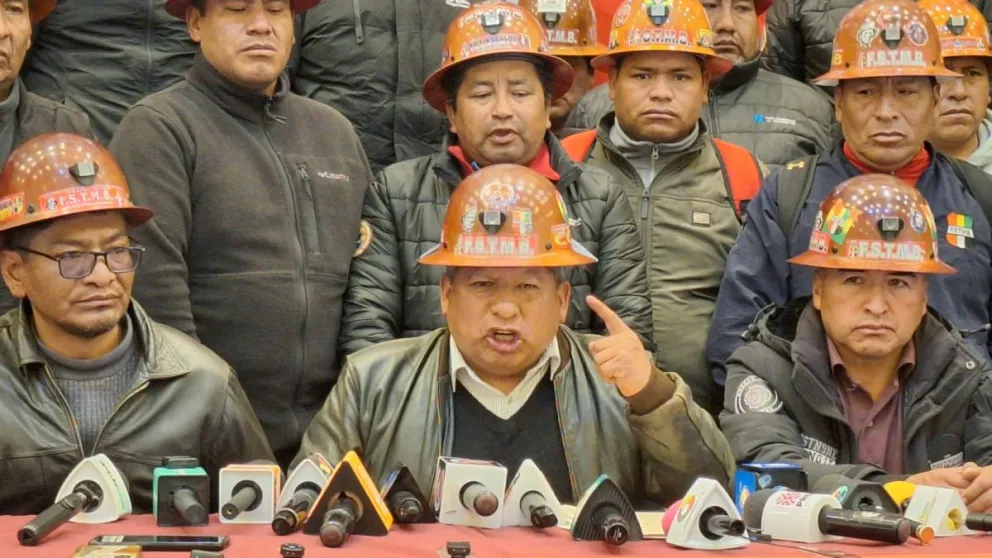 Los mineros asalariados manifestaron su molestia contra el ministro de Minería, Marco Antonio Calderón. Foto: Saúl Gonzales / Visión 360