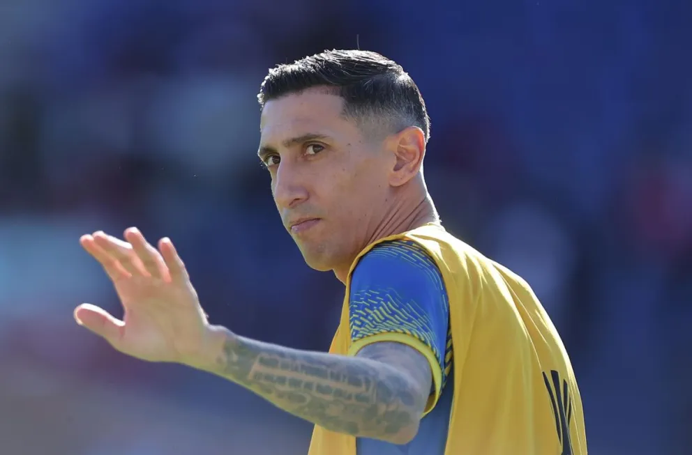 Ángel Di María saluda al público antes de un partido de fase de grupos de Copa Libertadores. Foto: EFE