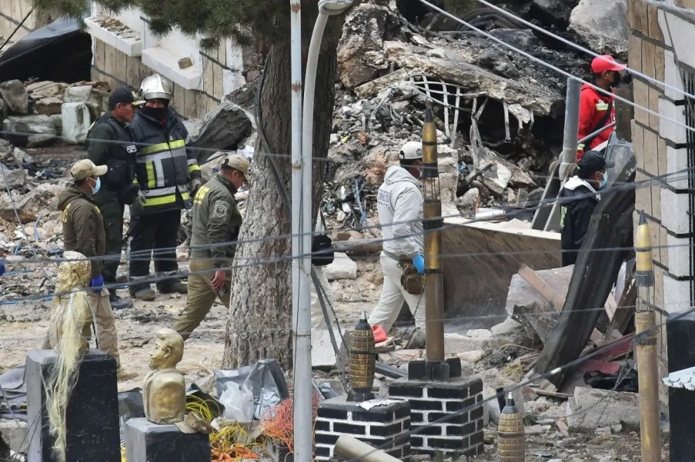 Personal de rescate realiza trabajos para recuperar los restos de las víctimas de las explosiones que se registraron en un cuartel de Viacha. Foto: APG