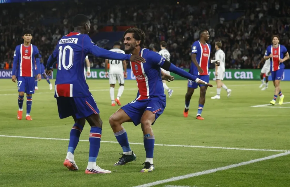 Ferran Torres (der.) celebra con Ousmane Dembélé el quinto gol del PSG frente al Slovan Bratislava. Foto: EFE 