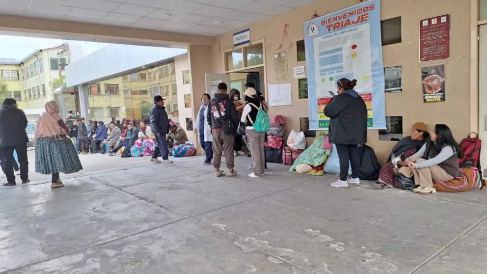Largas filas de personas se registran en Emergencias del Hospital de Clínicas. Foto: Edmundo Morales