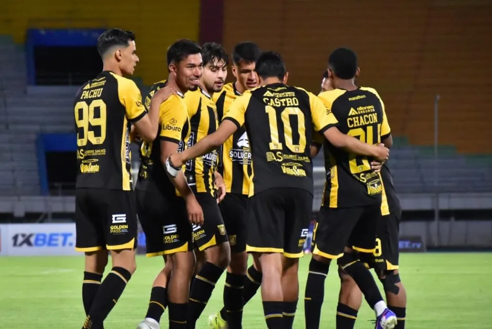 Los jugadores del Tigre festejan su primer gol convertido por Víctor Cuéllar. Foto: Agencia Marka Registrada