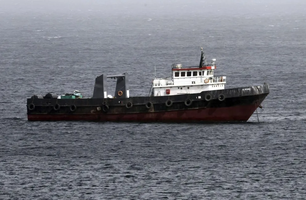 Un barco comercial navegando por el estrecho de Ormuz. Foto: EFE