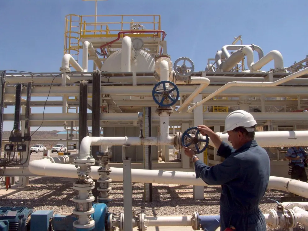 Un operario iraquí trabaja en el yacimiento petrolífero de Tawke, en el pueblo de Zakho, norte de Irak, el 1 de junio de 2009. Foto: EFE