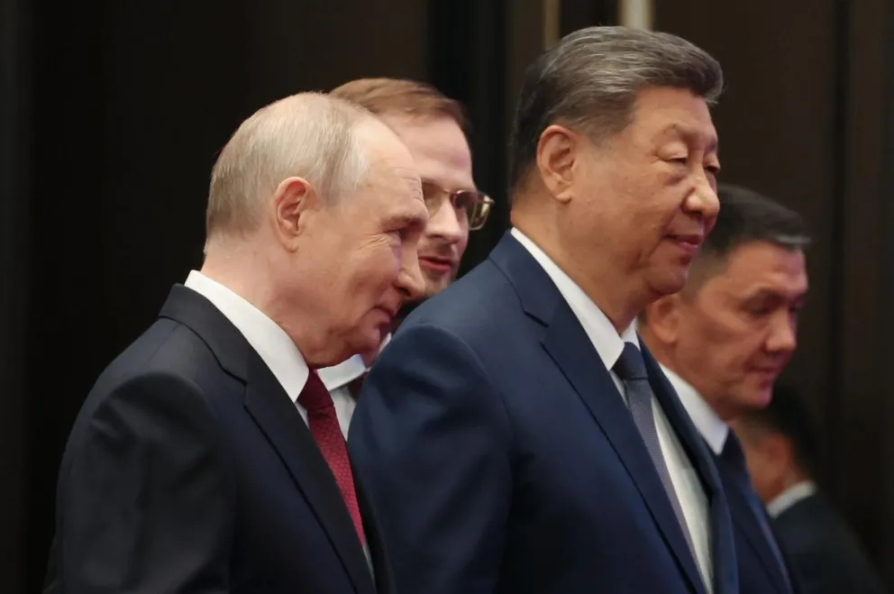 Los presidentes de Rusia, Vladimir Putin, (D) y China, Xi Jinping, en un acto en Kirguistán. Foto: EFE