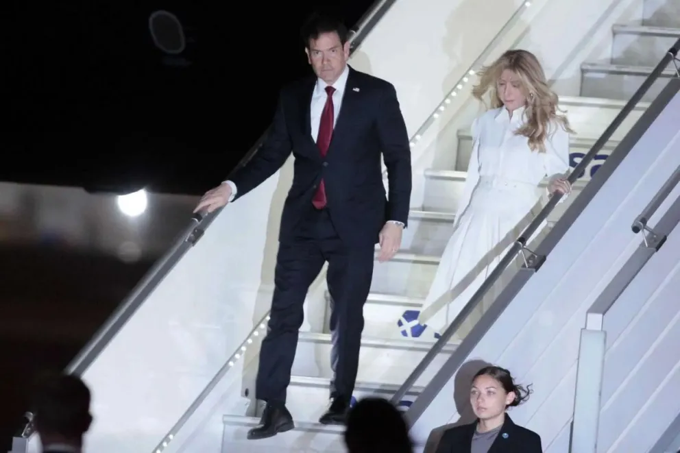 Marco Rubio, junto a su esposa Jeanette Dousdebes Rubio, a su llegada a la última parada de la gira suramericana donde se reunirá con la presidenta de Perú, Keiko Fujimori, en Trujillo (Perú). Foto: EFE