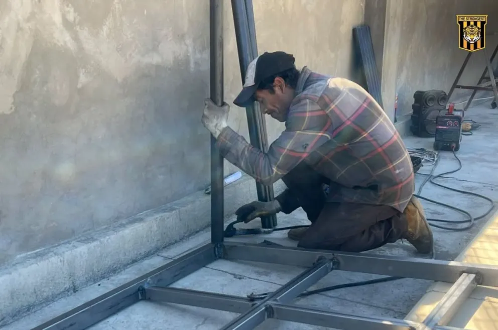 El momento en que se empezaron a construir las torres para el VAR. Crédito: Club The Strongest