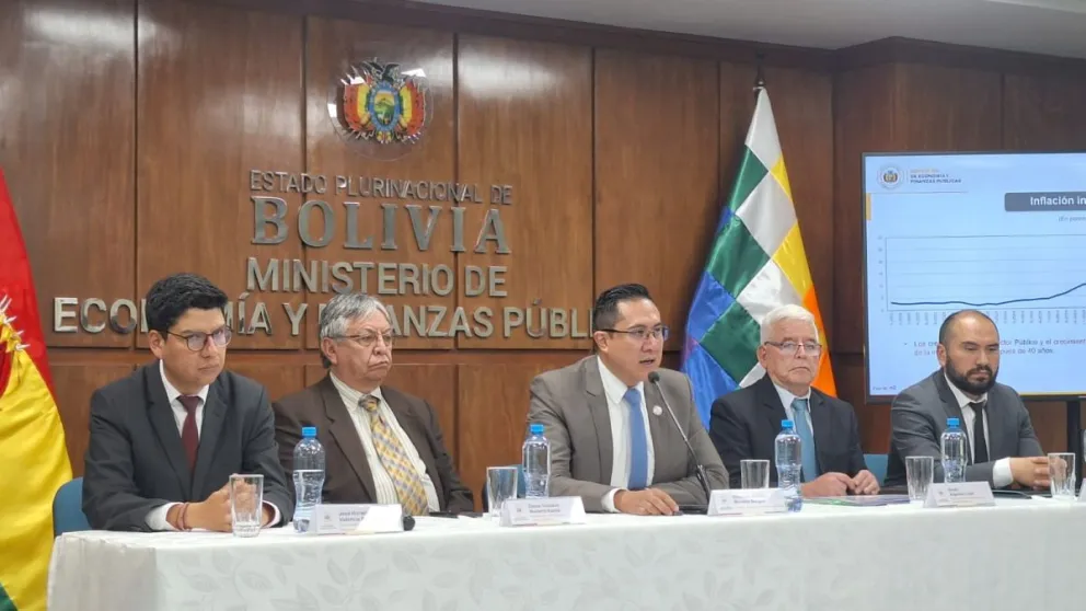 El ministro de Economía, Christian Morales, explica el acuerdo con el FMI, acompañado de varios viceministros. Foto: Visión 360 