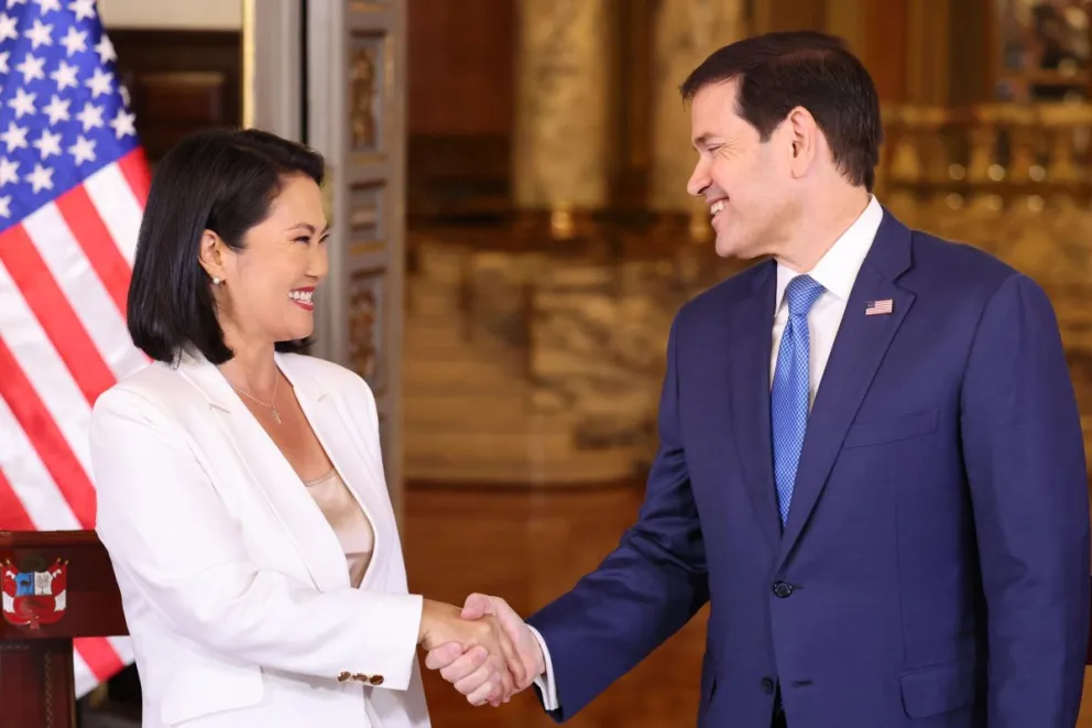 La presidenta de Perú, Keiko Fujimori (i), saluda al secretario de Estado de Estados Unidos, Marco Rubio, durante una rueda de prensa este jueves, en Lima (Perú). Foto: EFE