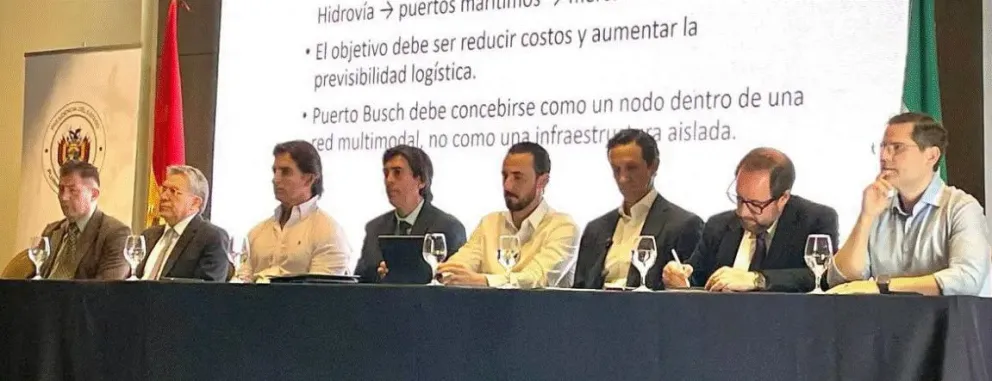 Autoridades municipales, departamentales y nacionales durante el Consejo Estratégico para el Aprovechamiento de Puerto Busch y la Hidrovía Paraguay-Paraná. Foto: Unitel