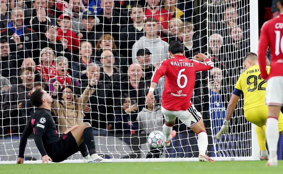 Lisandro Martínez (6), jugador del Manchester United, convierte el cuarto de su equipo en la goleada al Sabah FK. Foto: EFE