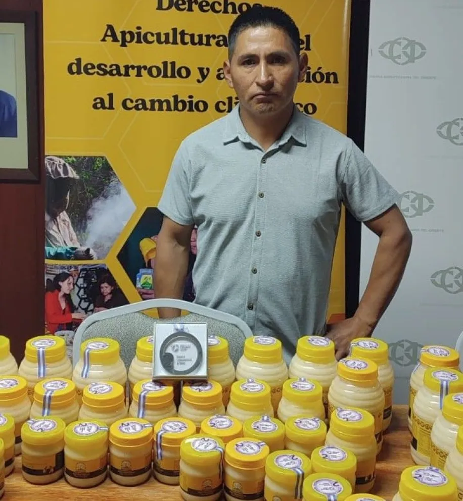 El apicultor chuquisaqueño Mauro Rivera. Foto: Ayuda en Acción
