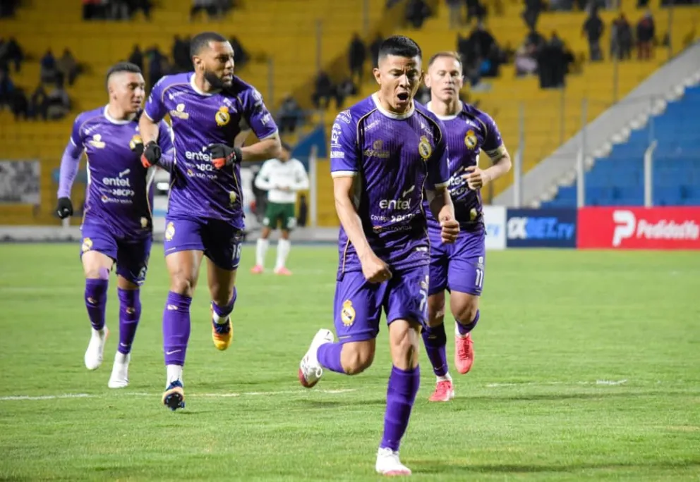 La celebración de los lilas en el estadio Víctor Agustín Ugarte. Foto: Agencia Marka Registrada