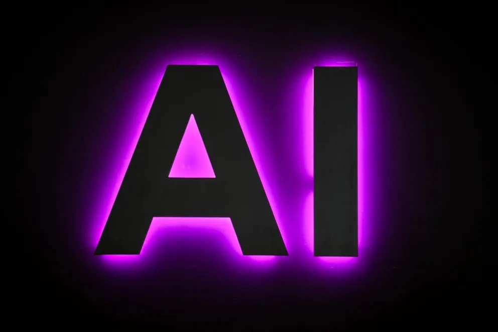 Detalle de un cartel anunciando inteligencia artificial, en una fotografía de archivo. Foto: EFE