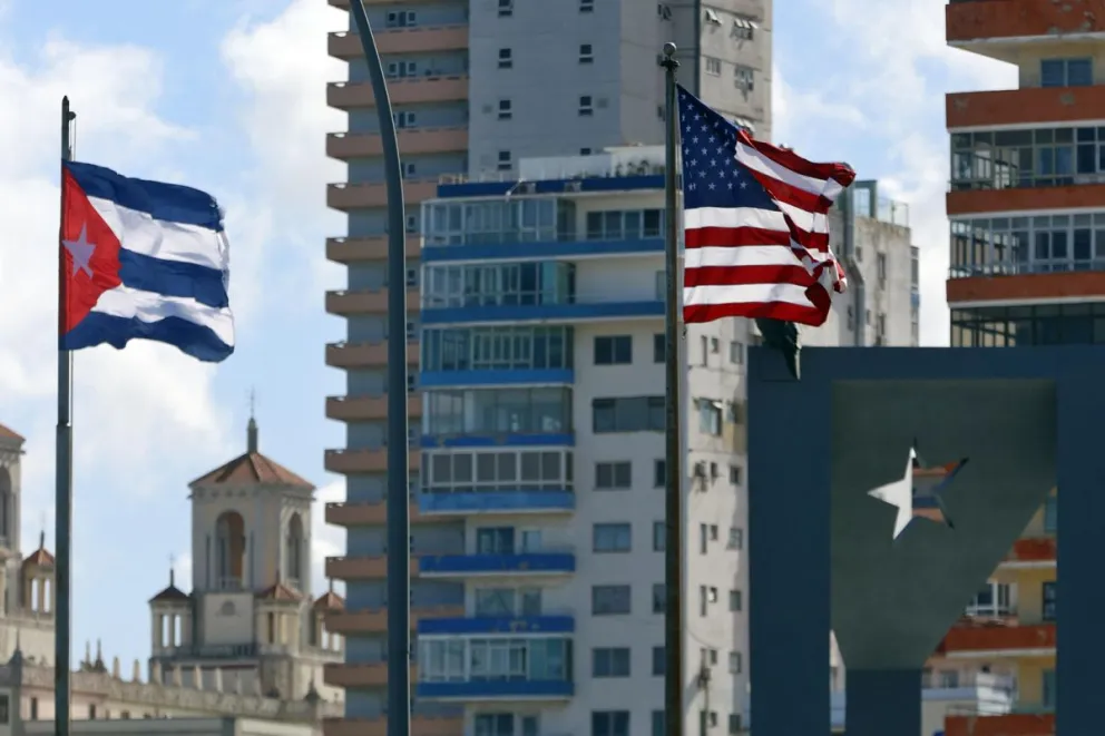 Fotografía de archivo del 9 de enero de 2026 que muestra las banderas de Estados Unidos y Cuba izadas frente la Embajada de Estados Unidos en La Habana (Cuba). EFE