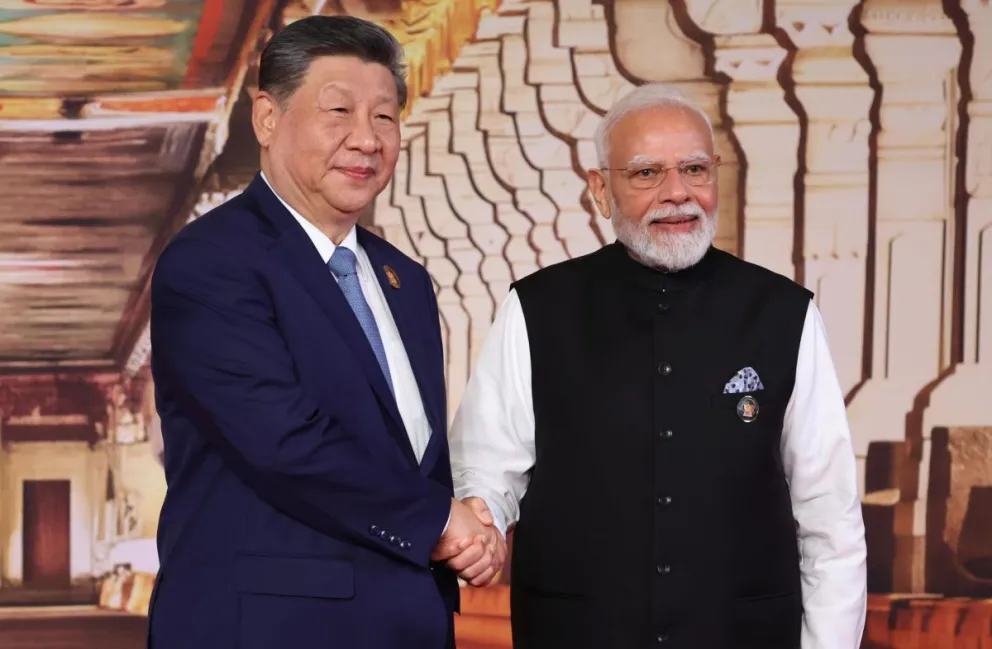 El primer ministro de la India, Narendra Modi (D), y el presidente de China, Xi Jinping (I), se reunieron este sábado al margen de la cumbre de los BRICS en Nueva Delhi. EFE