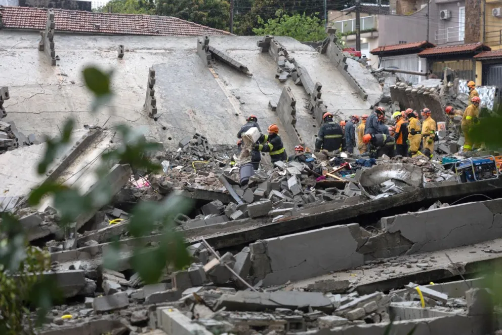 Integrantes de organismos de rescate trabajan en la zona donde un edificio se derrumbó este sábado en Sao Paulo (Brasil). EFE